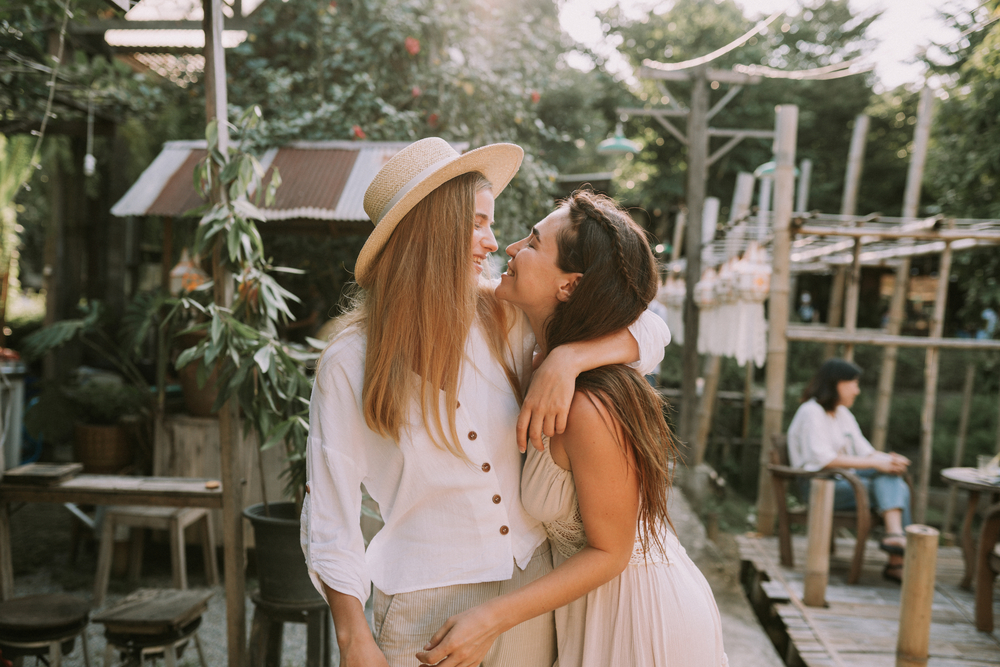 Фотографія дві жінки обіймаються і сміються