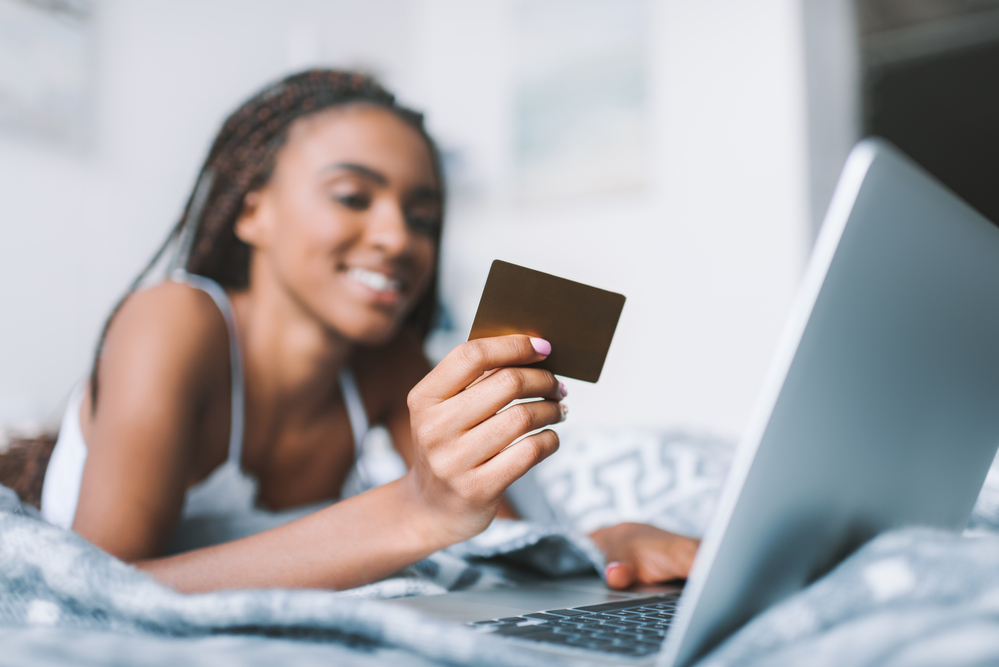 Фотографія жінка тримає банківську картку. Концепція онлайн-шопінгу