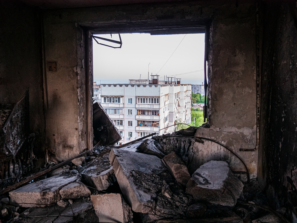 Фотографія зі зруйнованої від влучання ракети квартири, Харків, Україна