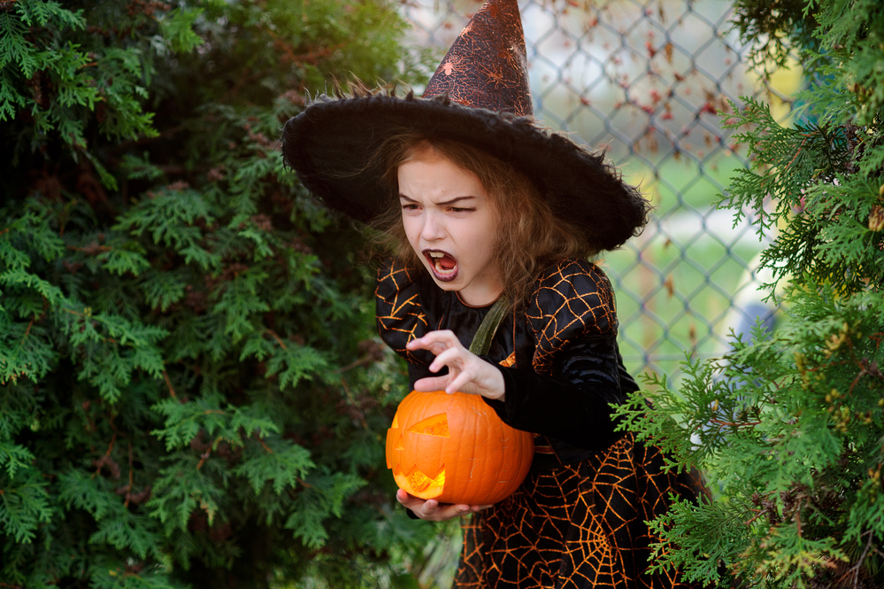 Фотографія дівчинка у костюмі відьми на Хелловін