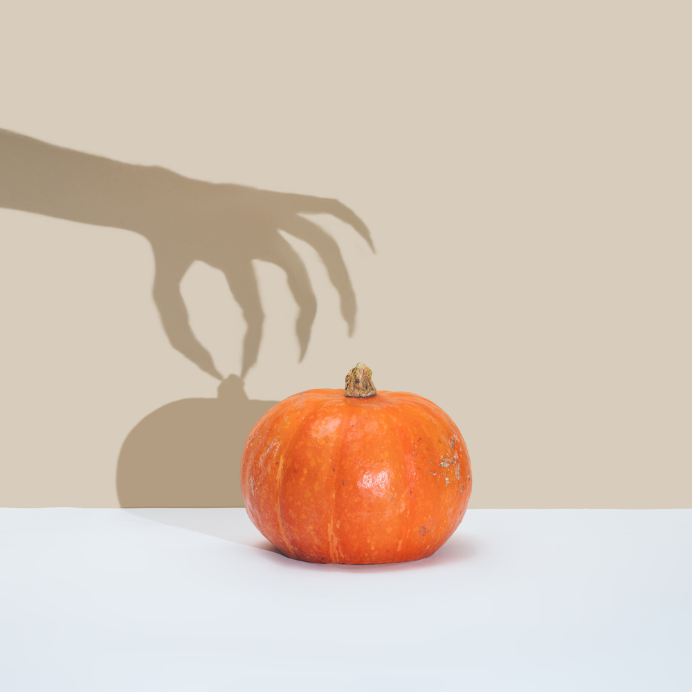 Фотографія хелловінський гарбуз і тінь руки відьми