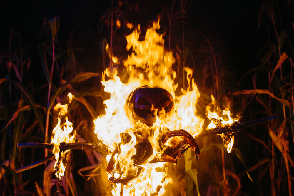 Фотографія спалення опудала на Хелловін