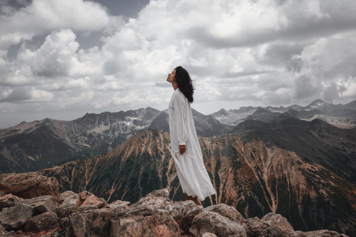 Фотографія жінка на фоні осінніх гір