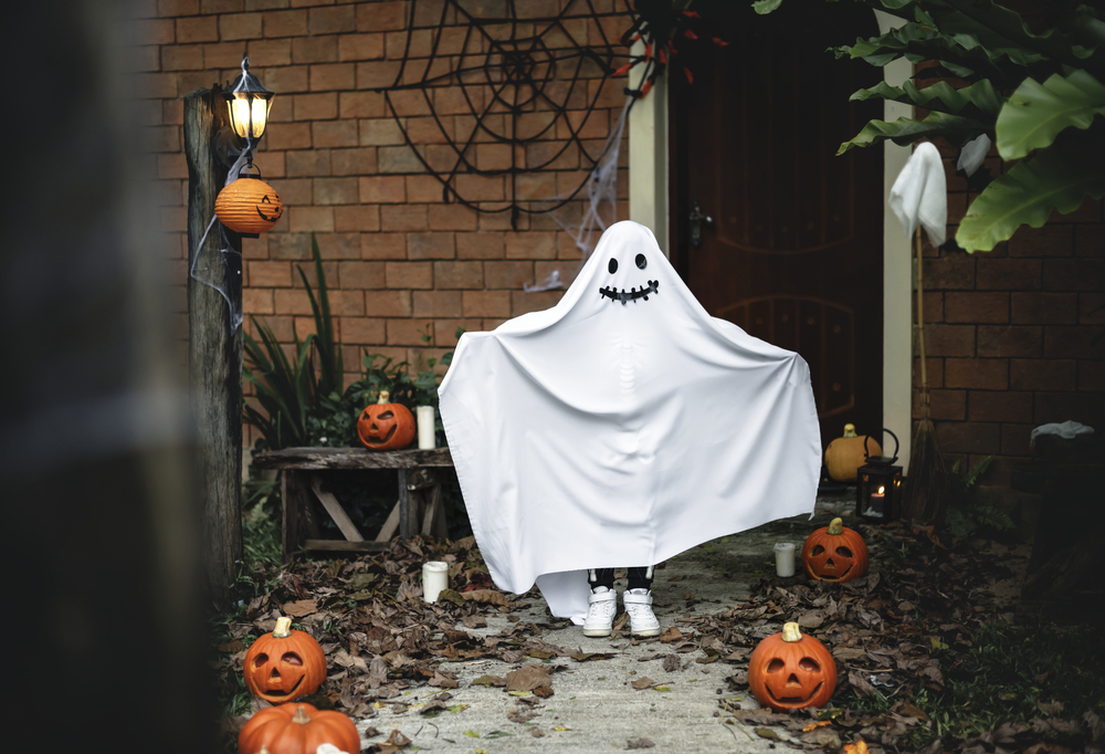Фотографія дитина у костюмі привида на Хелловін