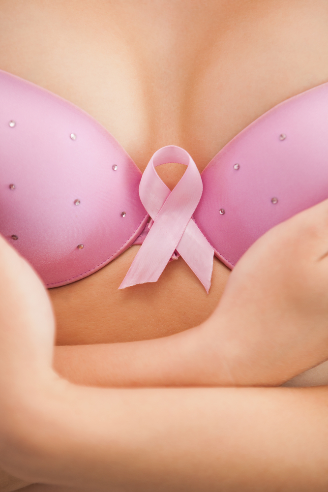 Фотографія великим планом рожевий бюстгальтер з рожевою стрічкою - символом боротьби з раком грудей