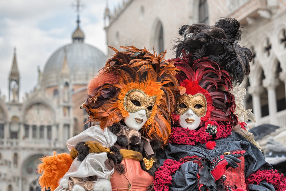 Фотографія люди у гарних карнавальних костюмах з пір'ям на Венеційському карнавалі