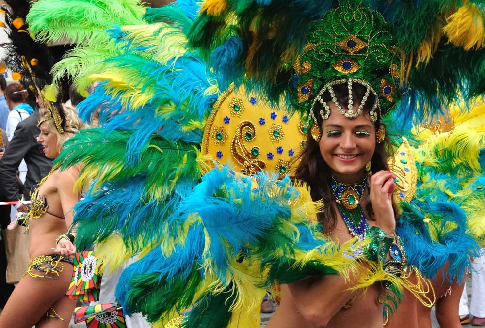Фотографія танцівниця у яскравому костюмі на Бразильському карнавалі