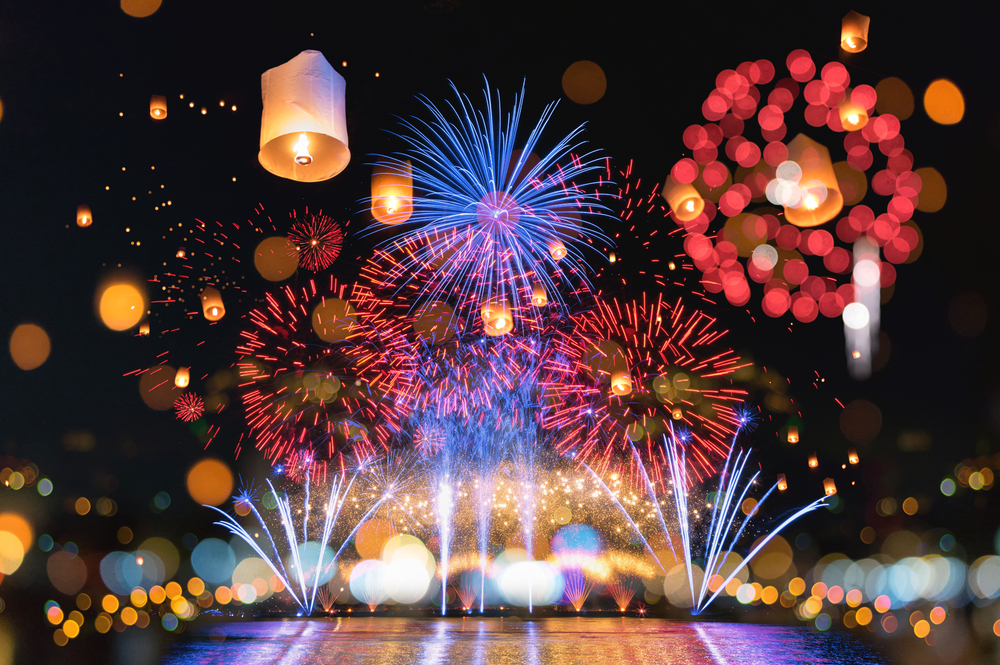 Фотографія святкового феєрверку і небесних ліхтариків на Китайський новий рік
