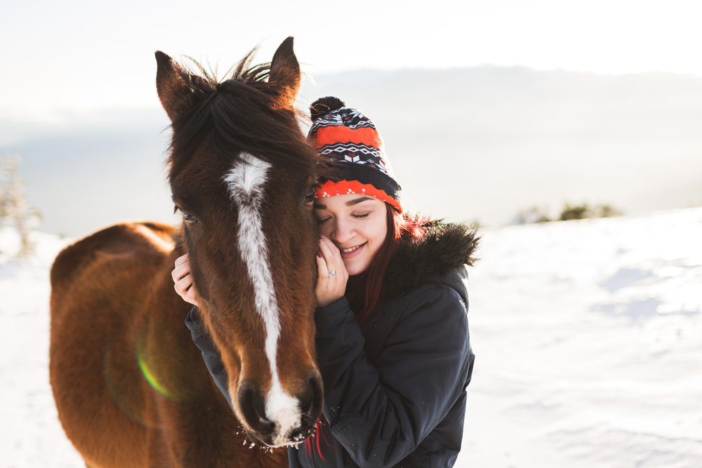 Фотографія дівчина обіймає коня