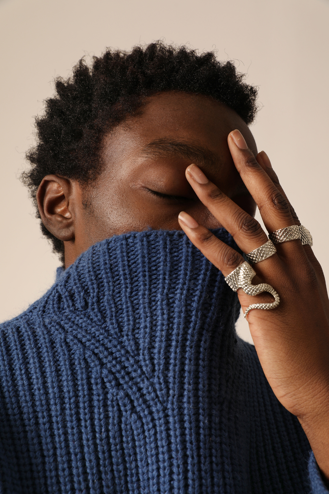 Фотографія темношкірий чоловік у синьому светрі