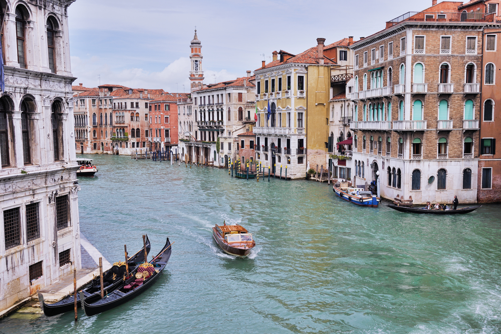Фото каналу з гондолою у Венеції