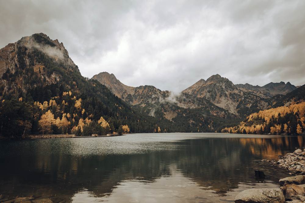 Фотографія гарний гірський пейзаж з озером восени