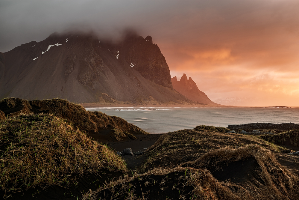 Фотографія гора Вестрахорн і дюни на сході сонця в похмурий день, Ісландія