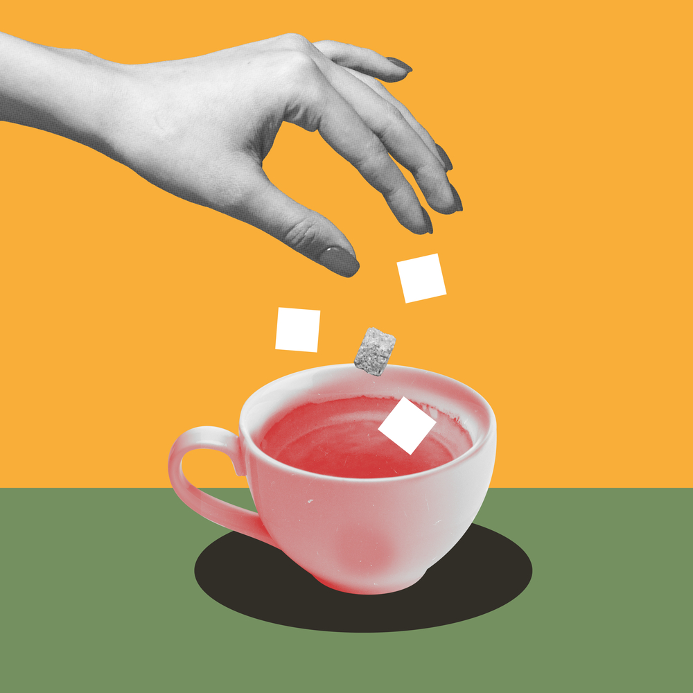 Колаж жіноча рука кидає цукор у чашку кави
