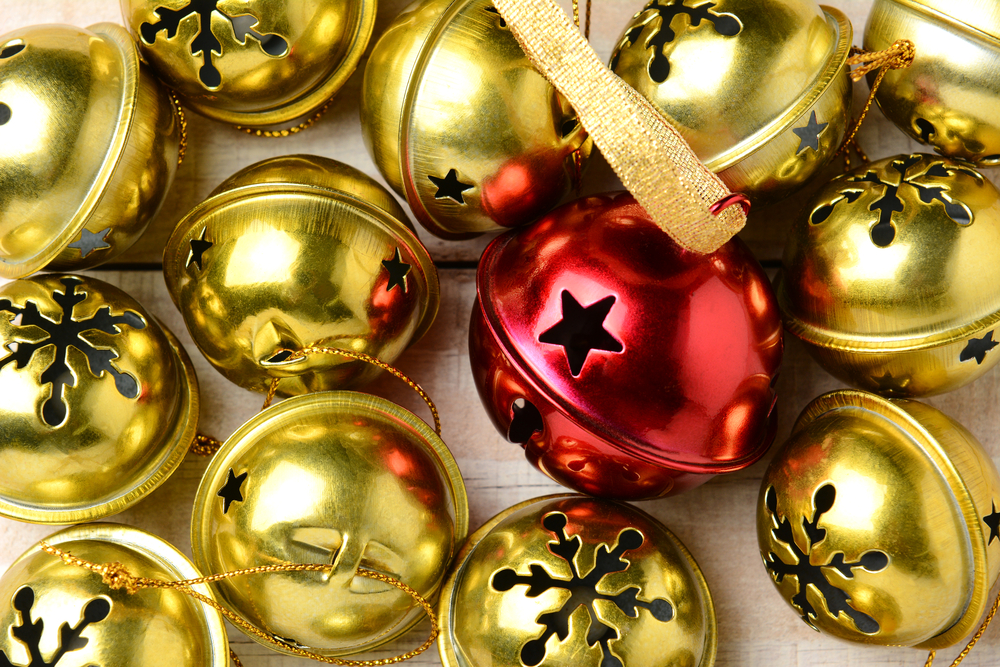 Фото золоті й червоні різдвяні дзвіночки великим планом