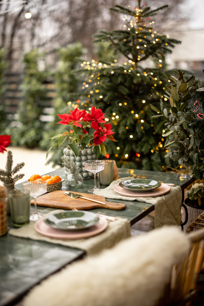 Фото Красиво прикрашений і сервірований стіл для вечері у дворі на зимові свята