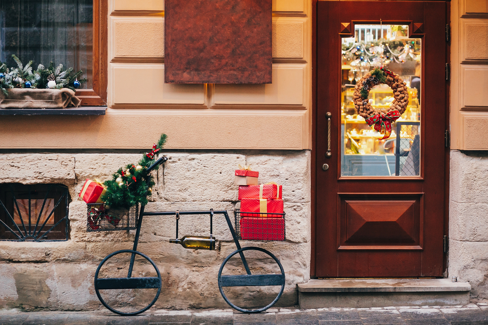 Фото велосипед з ялинкою і подарунками на вулиці європейського міста