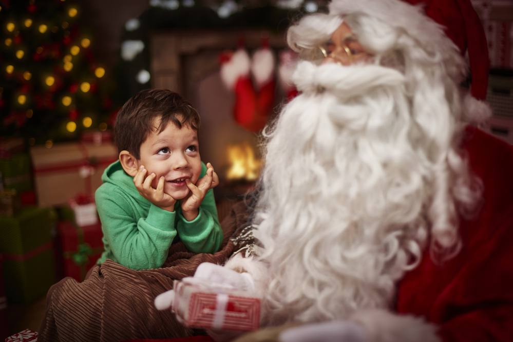 Фото хлопчик загадує бажання Санта Клаусу