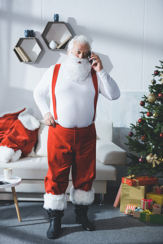 Фото Санта Клаус розмовляє по мобільному
