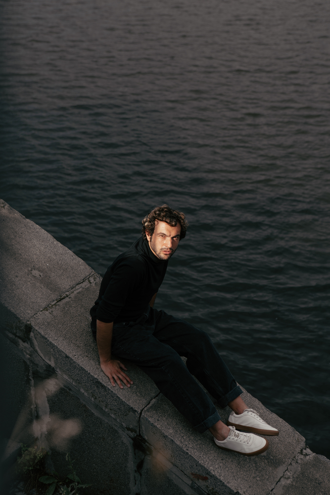 Фото портрет молодого чоловіка на фоні річки