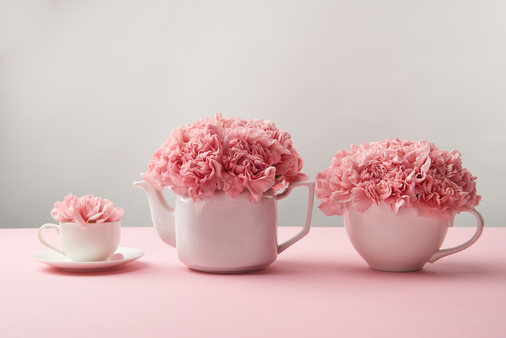 Фото рожеві квіти у чайнику і чашках