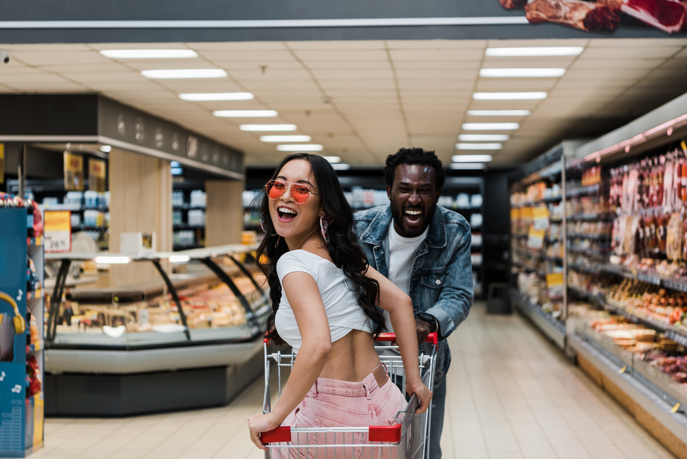 Фото пара веселиться у супермаркеті
