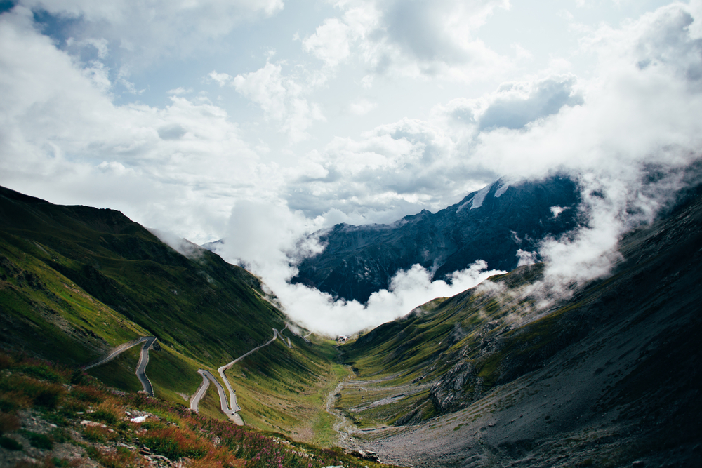 Фото вид на хмарну звивисту дорогу в горах