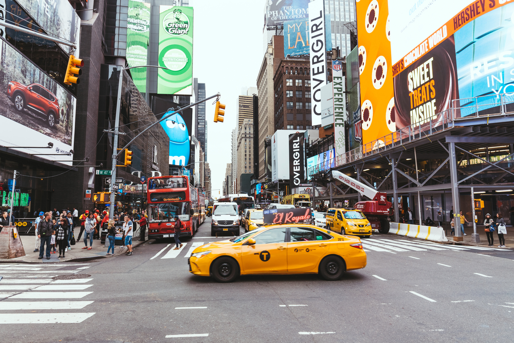 Фото вулиця Нью-Йорка з хмарочосами і жовтим таксі