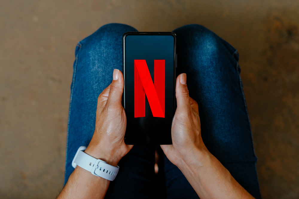 Photo the Netflix logo is displayed on a smartphone mobile.