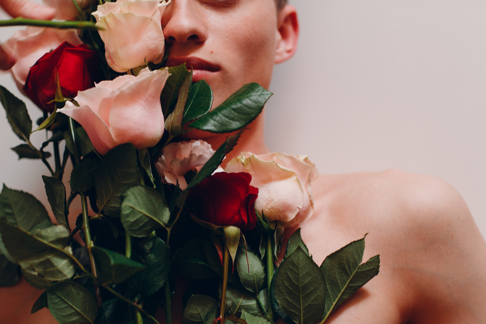 Photo young male model with flowers. Beauty portrait