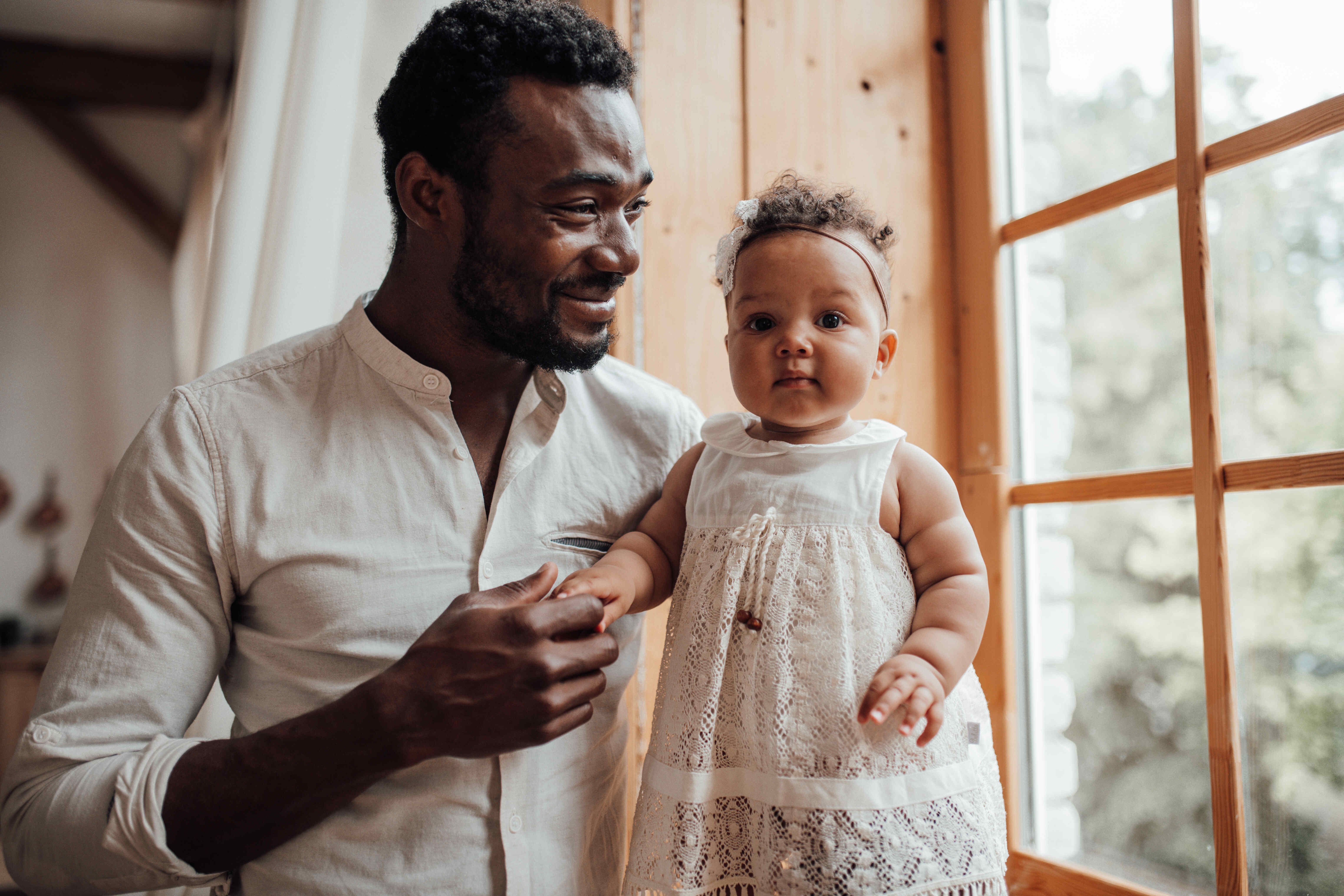 Photo smiling black man holding a daughter