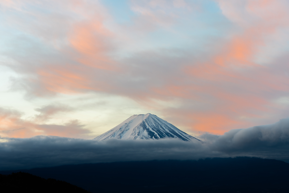 Photo Mt.Fuji beautiful dawn sunrise in Kawaguchiko Fujiyoshida town