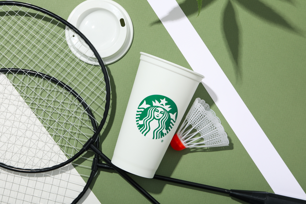 Photo a cup of Starbucks coffee with a logo, on a tennis court.